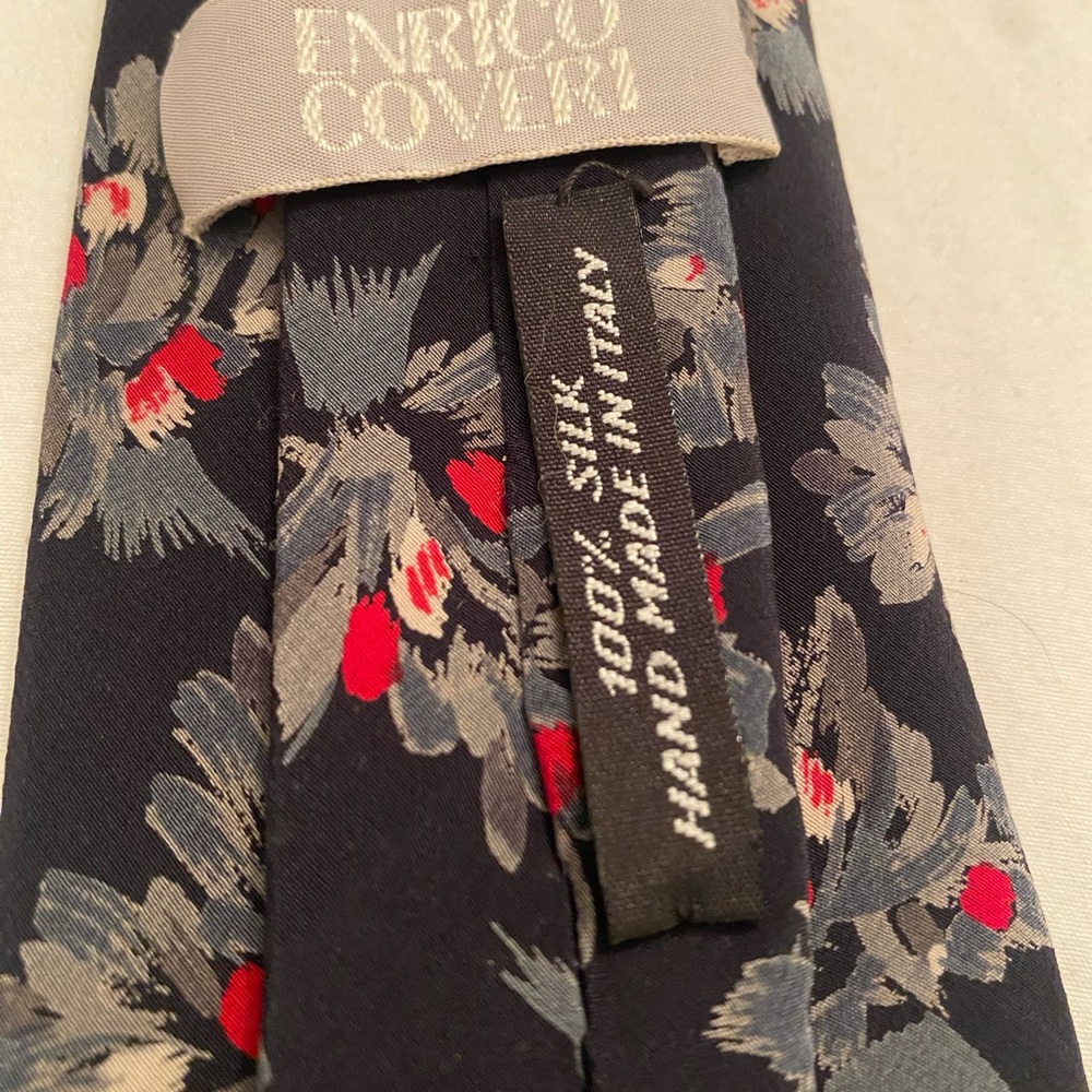 Stylish Black and Red Floral Tie - Picture 5 of 6